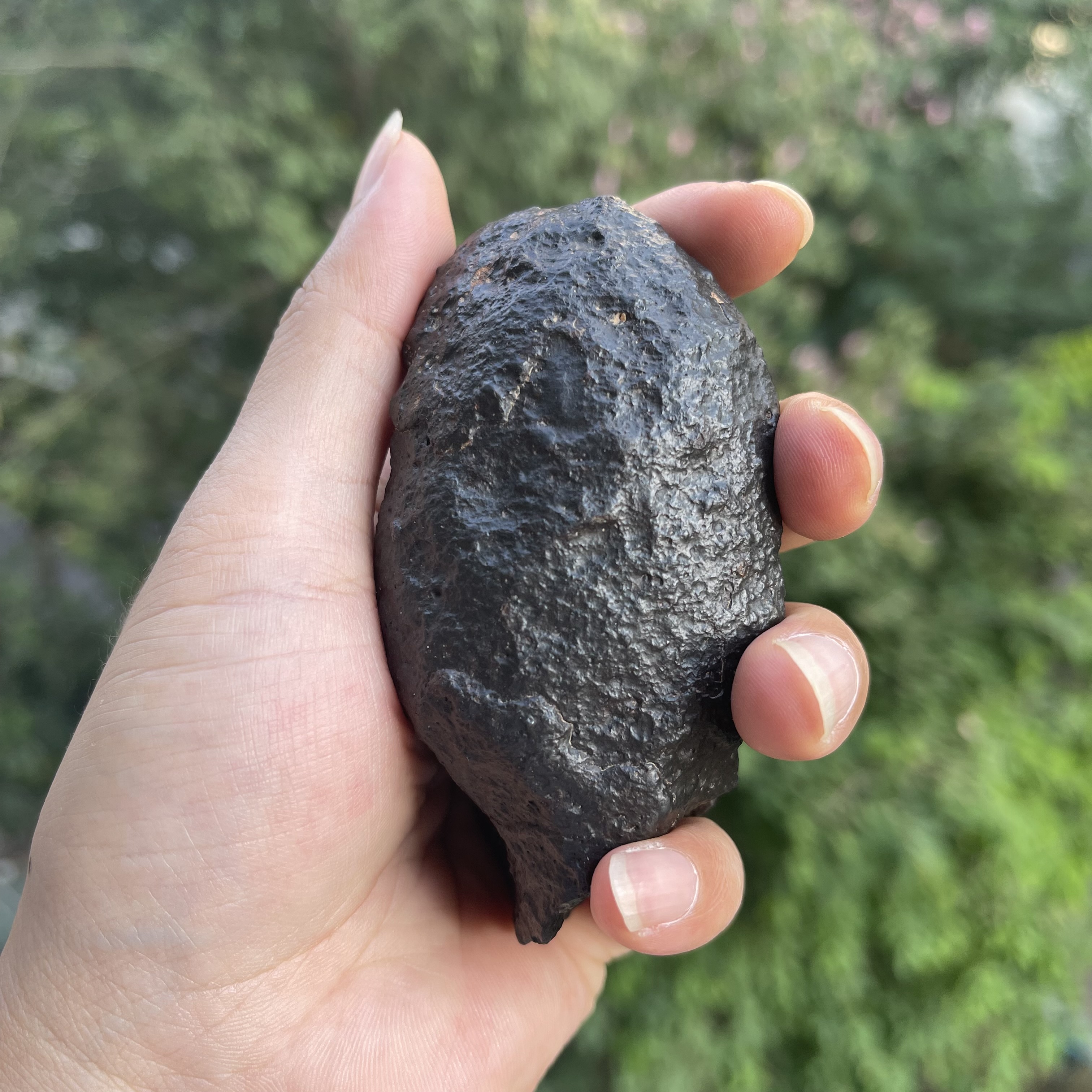 带尾巴的冲击熔融陨石手把件