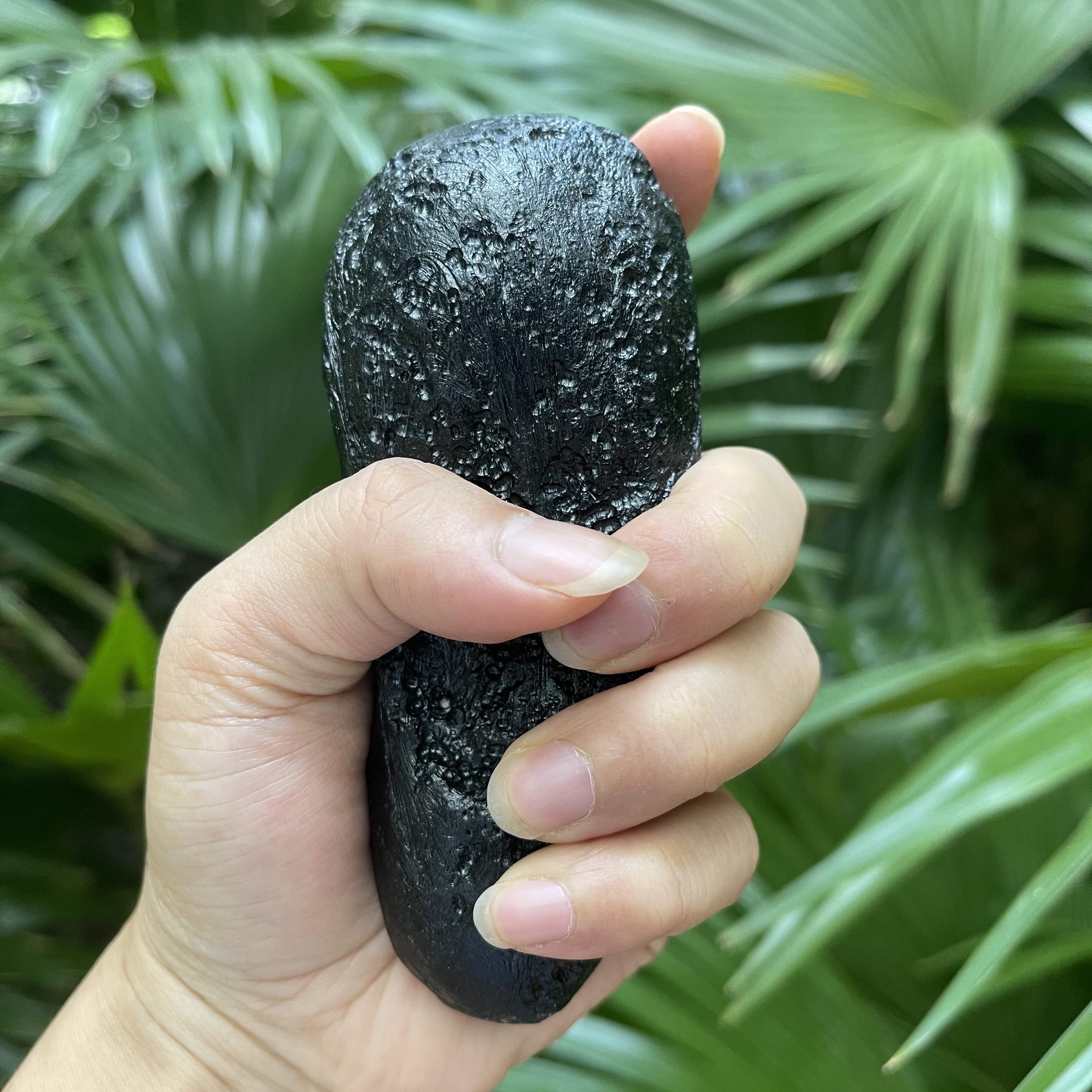 熔流线满满的一颗玻璃陨石雷公墨